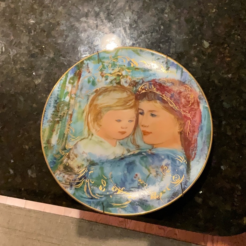 Decorative Plate with Mother and Child Design